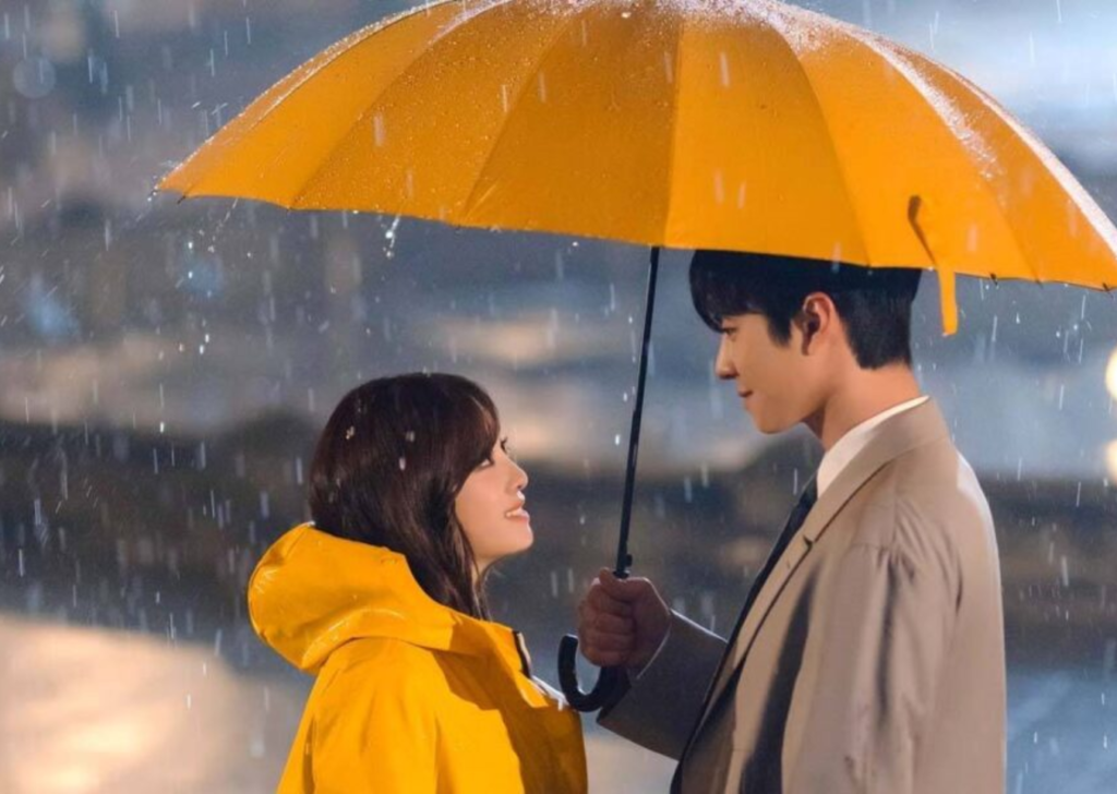 Escena de pareja bajo paraguas amarillo en Kdrama Propuesta Laboral