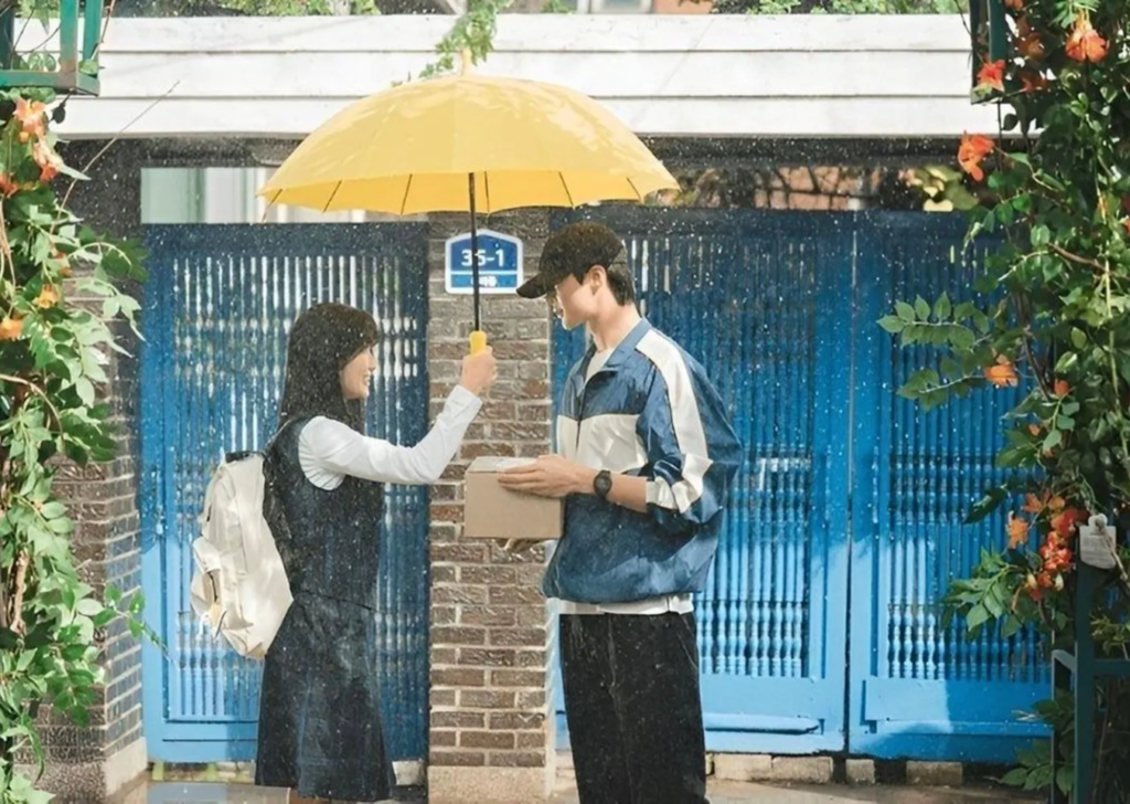 Escena de pareja bajo paraguas amarillo en serie Lovely Runner