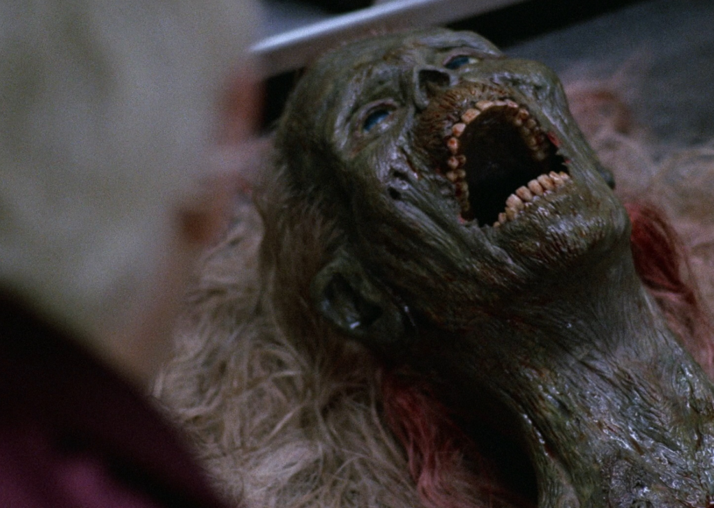 Escena de The Return of the living dead, un zombie sobre una camilla gritando