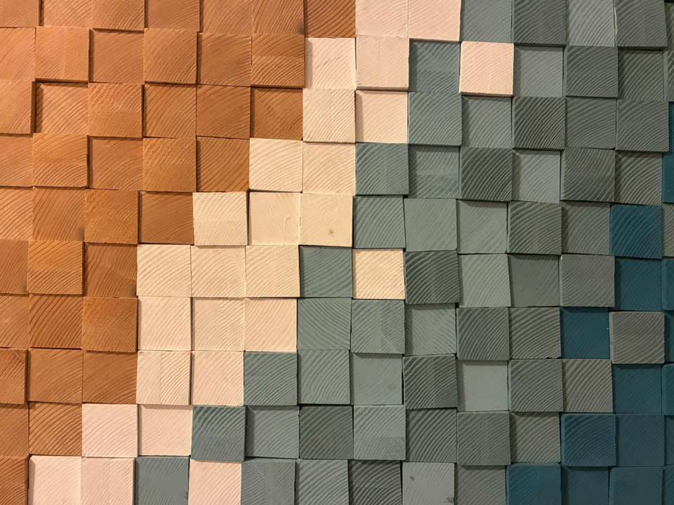 Mosaico de colores en escala, completando una paleta de colores mediterranea